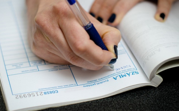 Hamis számlákkal akarta igazolni a piacon árusított termékeinek eredetét