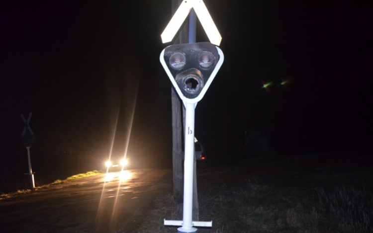 Kővel dobta meg a vasúti fénysorompót, ami megrongálódott