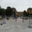 Fugáznak, aszfaltoznak, építik a színpadot a Fő téren