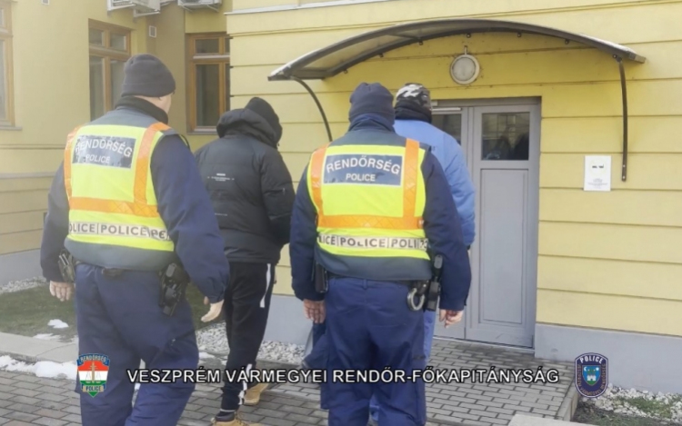 Heteken át lopták a rezet egy Pápa környéki telephelyről