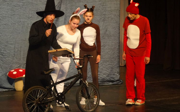 Közlekedési szabályok, meseelőadásba szőve