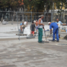 Fugáznak, aszfaltoznak, építik a színpadot a Fő téren
