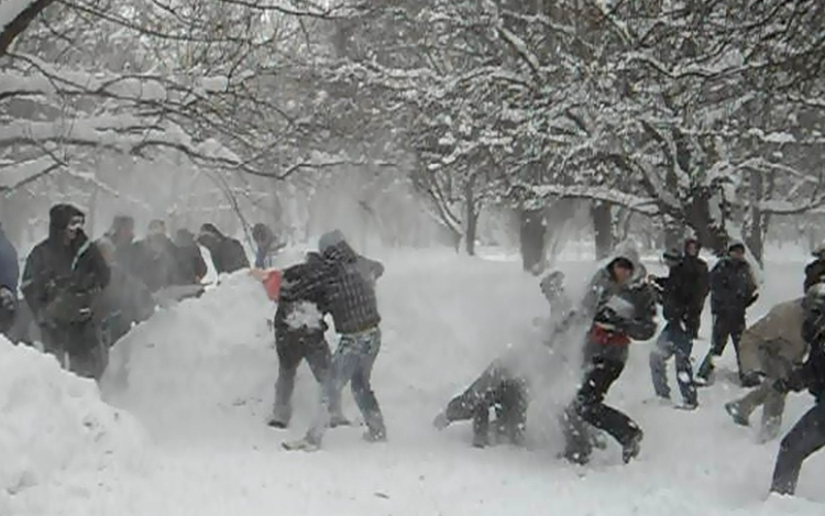 Csaknem 100-an a pápai hócsatán! Videóval!