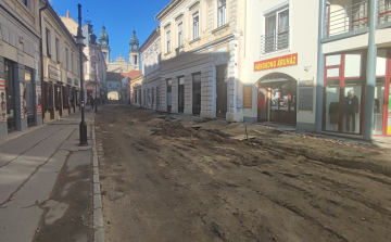 Megérkeztek az első kövek a Kossuth utca burkolásához