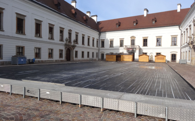 Már az utolsó simításokat végzik, hamarosan készül a jég