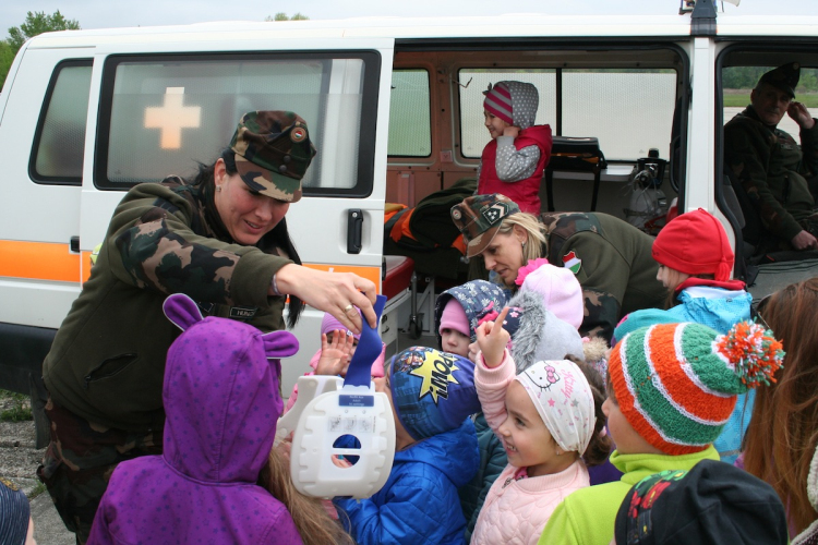 Pápai óvodások és iskolások a Bázisrepülőtéren