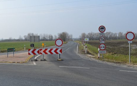 Teljes az útzár Pápa és Kéttornyúlak között