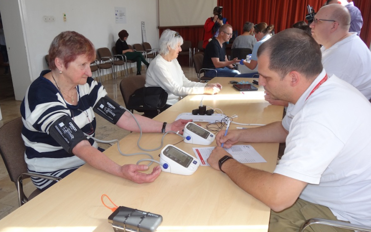 Ingyenes belgyógyászati és szemészeti szűrővizsgálatot tartott a Magyar Máltai Szeretetszolgálat Pápán