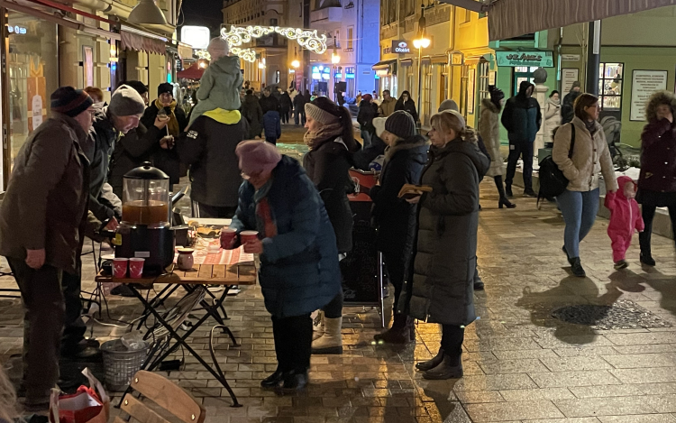 Adventi vásárokban, alkalmi kitelepüléséken, piacokon tart ellenőrzést a NAV Pápán!