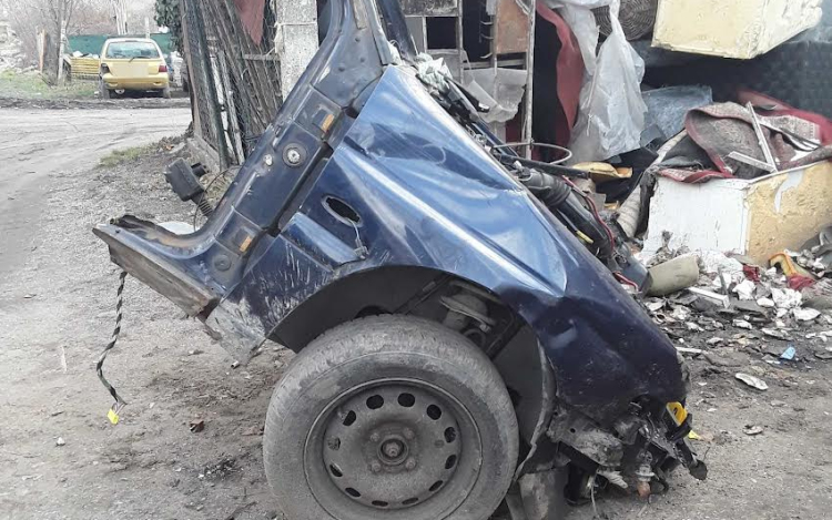 Fejszével bontott szét egy autót pápai háza előtt