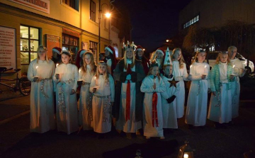 Ne lepődjön meg, ha fehér ruhás gyerekeket lát a Kossuth utcán