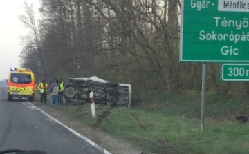 A vétlen autósok kerültek az árokba a 83-ason