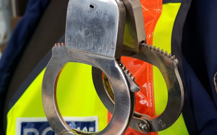 Letartóztatták a tanulótársát késsel megszúró lányt