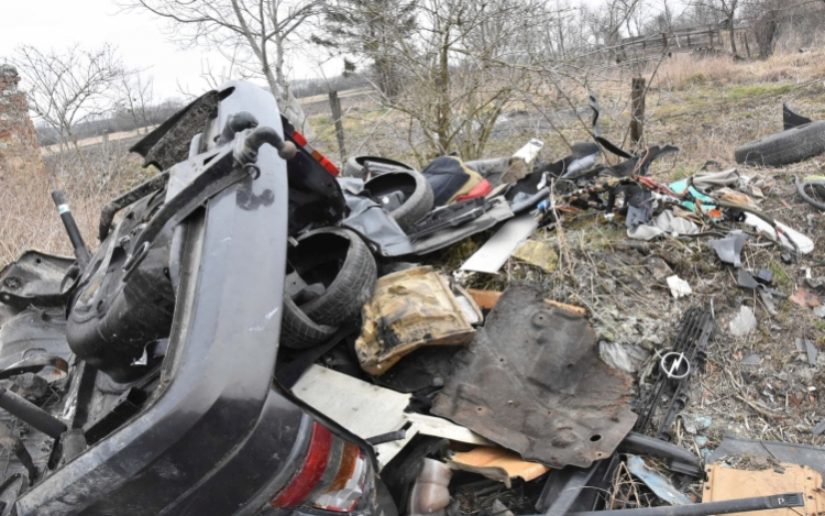 Illegálisan bontotta az autókat három férfi, a rendőrök eljárást indítottak ellenük