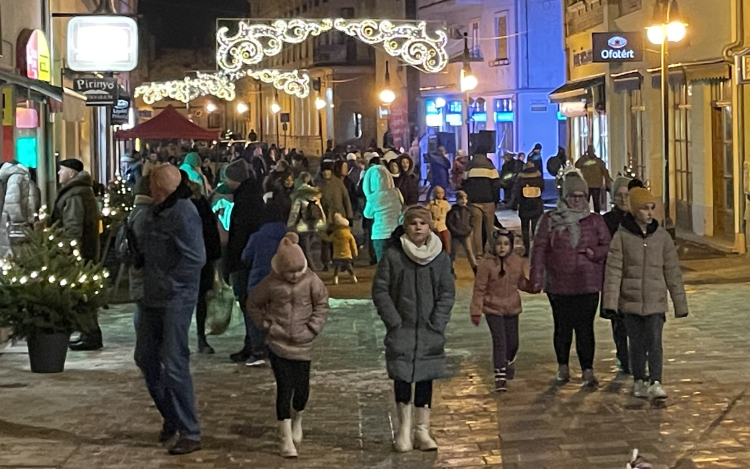 Adventi forgatag - Kiváló hangulatban telt a péntek a Kossuth utcán