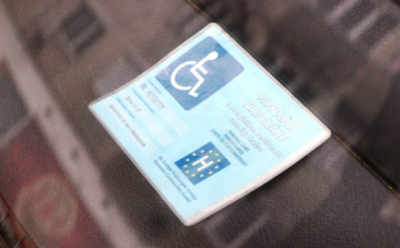 Rokona parkolási engedélyével élt vissza a sofőr, a rendőrök elfogták