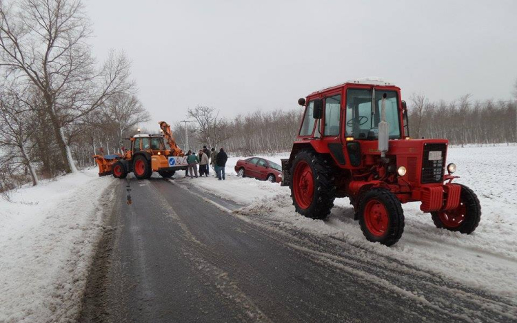 Elakadt kamionok, árokba csúszott autók, nehezen járható utak