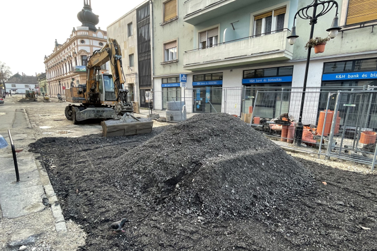 Ideiglenes burkolatot kap a Kossuth utca