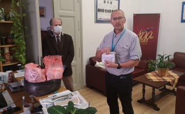 Szájmaszkot és gumikesztyűt kap minden 60 év feletti pápai lakos