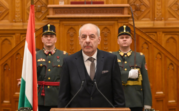 Az új köztársasági elnök is egy kicsit pápai!