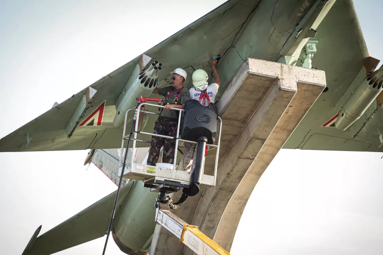 Megtisztították a MiG-21 emlékművet