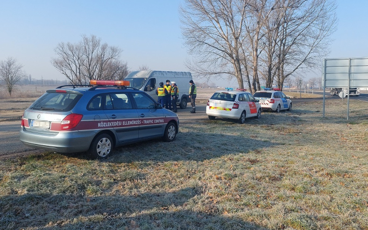 Razziát tartottak a hatóságok a 83-ason