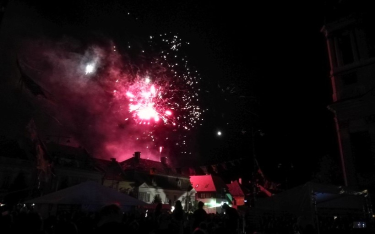 Ablakból, erkélyről senki ne indítson tűzijátékot, de kertből, közterületről szabad