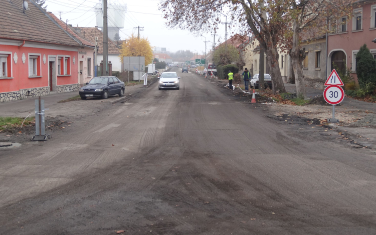 Ha még nem lenne elég, kedden a Vásár utcán is aszfaltozni fognak