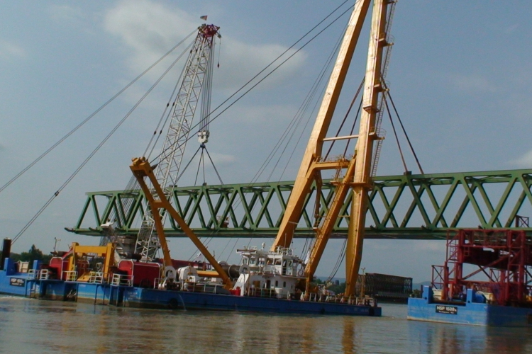 Elindult Közép-Európa legnagyobb teherbírású úszódaruja a Hableányhoz