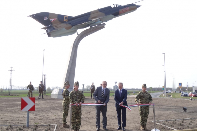 Ünnepélyesen átadták a MiG-21 emlékművet és a Bázisrepülőtér új utasterminálját