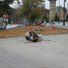 Fugáznak, aszfaltoznak, építik a színpadot a Fő téren