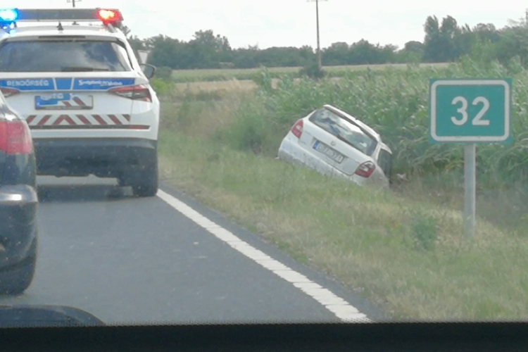 Árokba hajtott egy autó a 83-as út Pápát elkerülő szakaszán