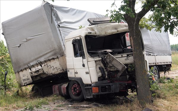 Nyerges vontató és kisteherautó ütközött a 83-ason