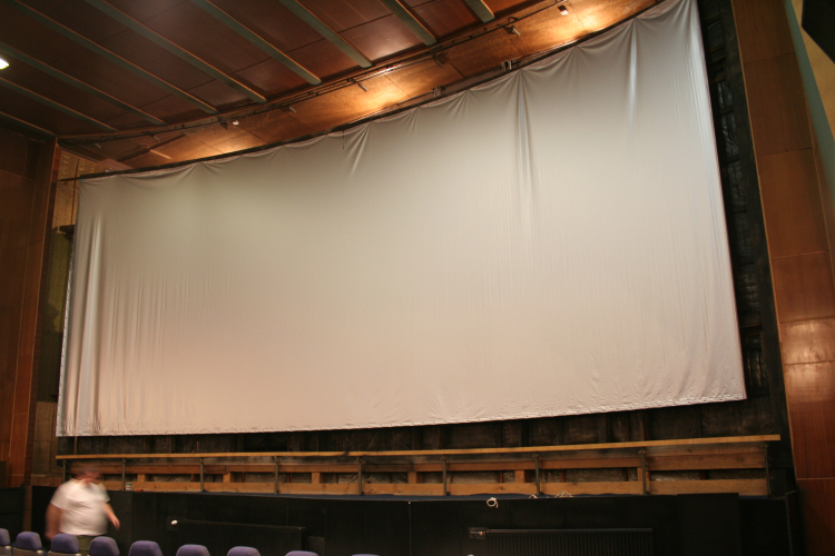 Helyére került az új mozivászon!