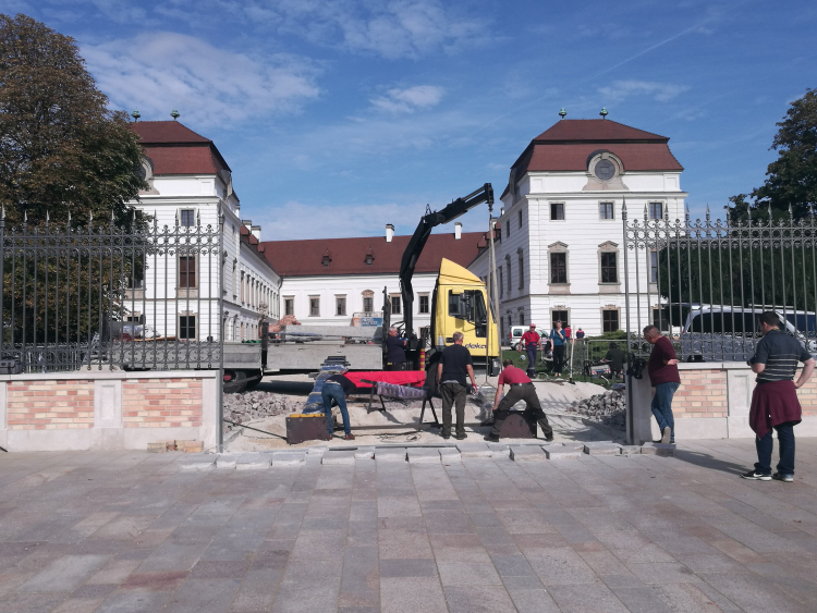 Megérkezett Pápára az Esterházy-kastély kapuja
