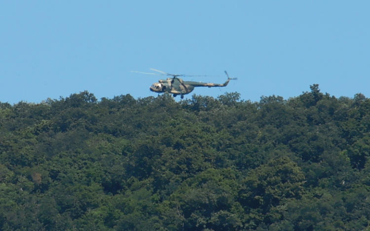 Meghalt a siklóernyős, akit a mentést végző honvédségi helikopter sodort le a fáról