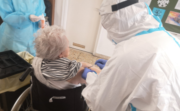 Megkezdték a pápai idősotthonok lakóinak a beoltását