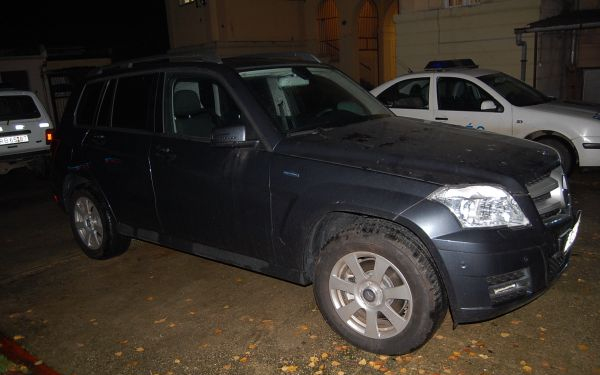 Körözött autóval menekült