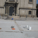 Fugáznak, aszfaltoznak, építik a színpadot a Fő téren