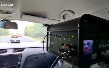 Mozgó autóból mérték a sebességet a rendőrök - Videó