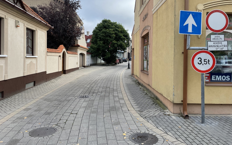 Szeptembertől bárki behajthat a Kossuth utcára merőleges belvárosi utcákba
