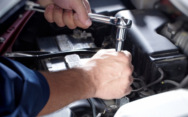 Pápai vállalkozóktól és magánszemélyektől csalt ki százezreket a 27 éves férfi