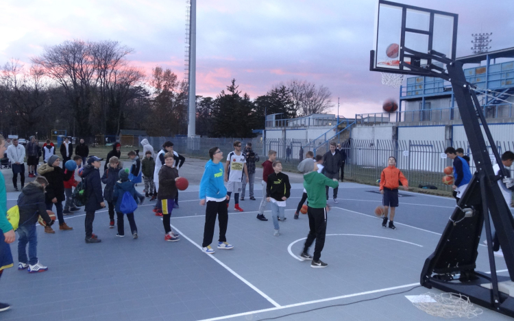 Bárki használhatja a ma átadott streetball pályát