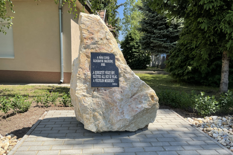Mától emlékkő őrzi a covid következtében elhunytak emlékét Pápán, az Alsóvárosi temetőben