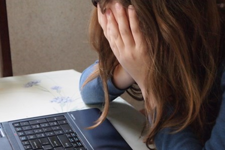 Szexuális kényszerítés lett a közösségi oldalon kötött ismeretségből