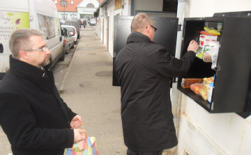 Enni adok - Enni kapok - Ételadomány-doboz Pápán