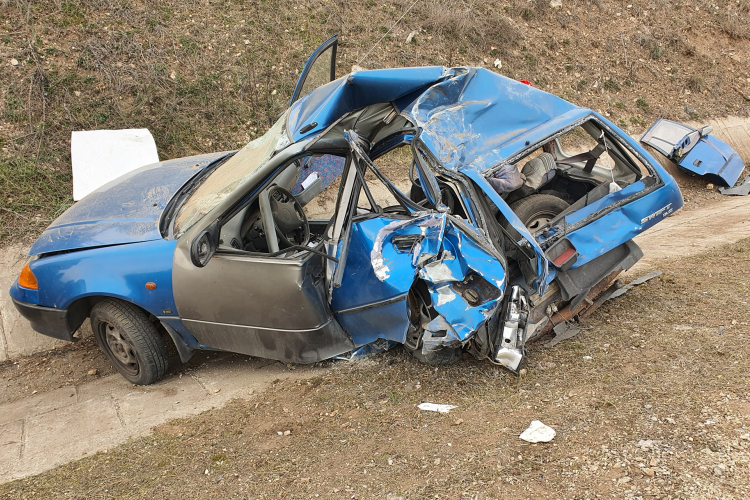 Megállt a suzukis a 8-ason, egy kamion árokba lökte