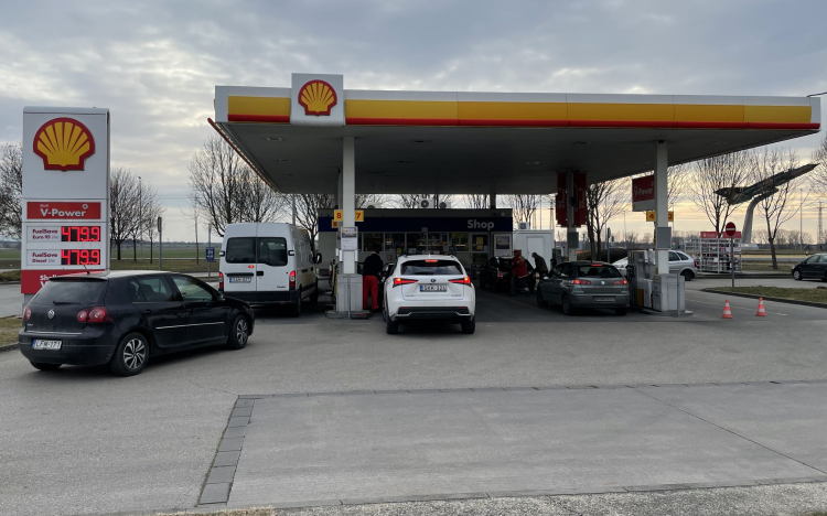 A kormány csökkenti az üzemanyagok jövedéki adóját, marad az árstop