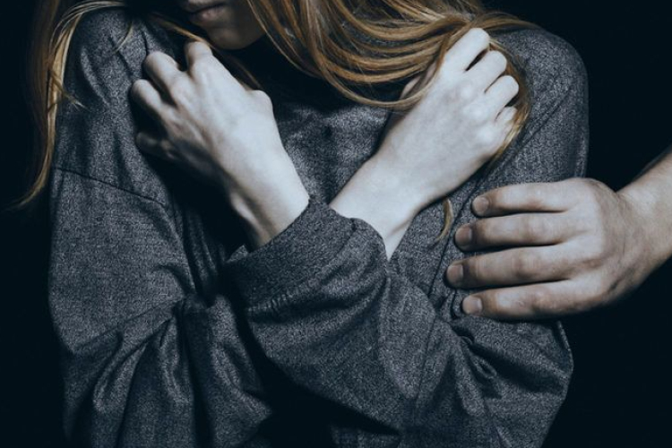 Szexuálisan bántalmazta nevelt gyermekét a vádlott az egyik Veszprém megyei faluban