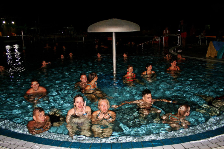 Fürdőztek az éjszakában